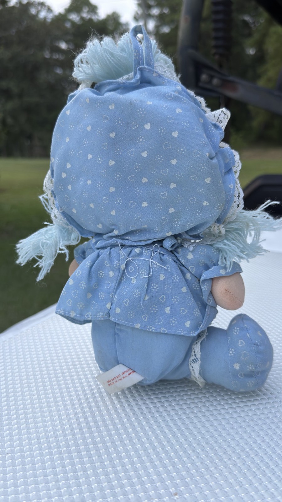 Back of the 1982 Dan Dee rag doll showing the pinafore ties and blue yarn hair