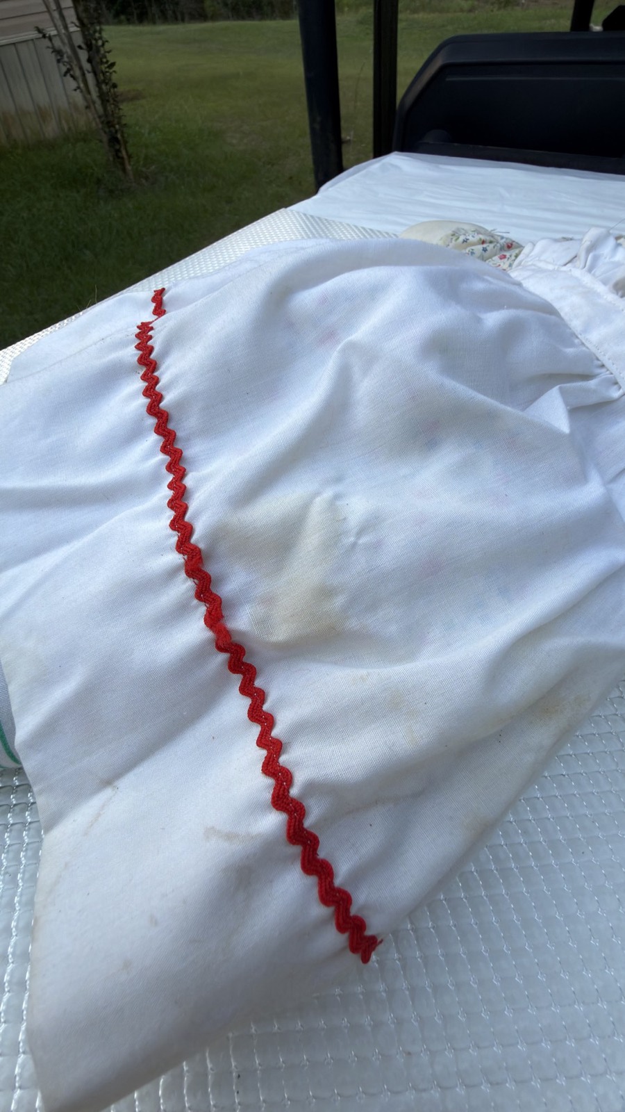 Condition detail: yellowed spots and light staining across the white apron
