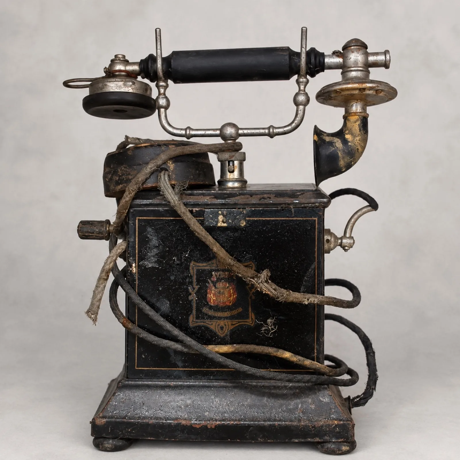 Inside a JYDSK Hand-Crank Telephone