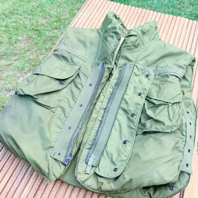 Vietnam-era M69 flak vest, size Large — view 4